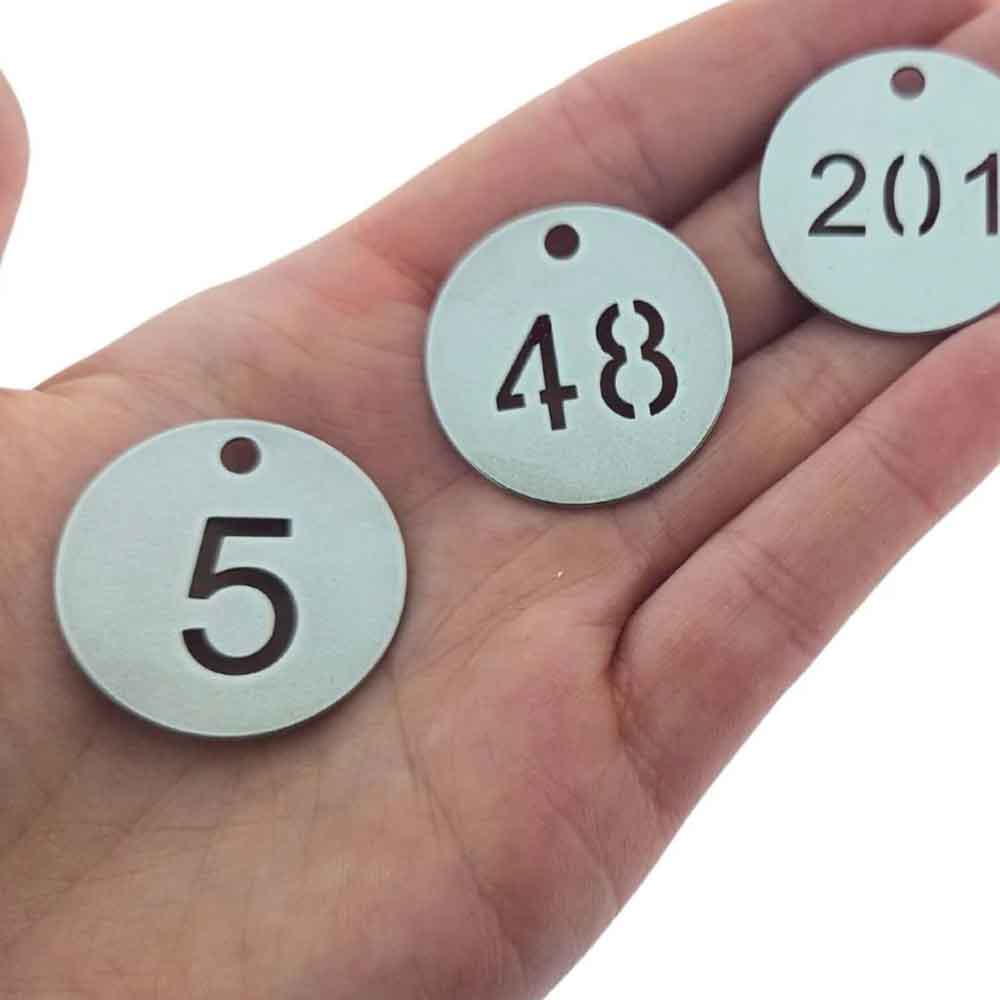 Kennzeichnungsmarken Edelstahl mit ausgestanzten Zahlen in 4 Nummernfolgen als Set