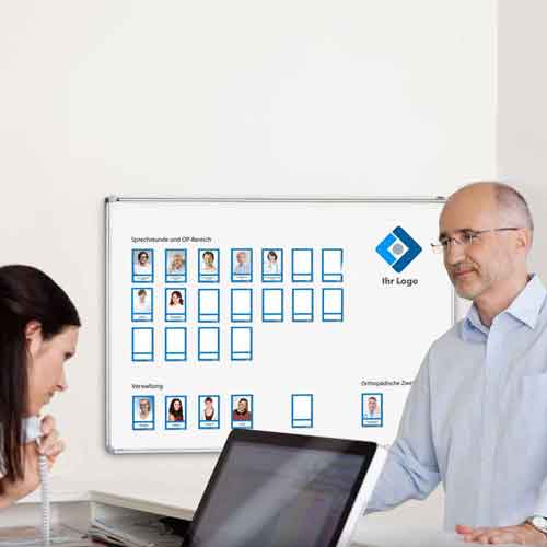 Szenebild_Schreibtafeln_Logodruck