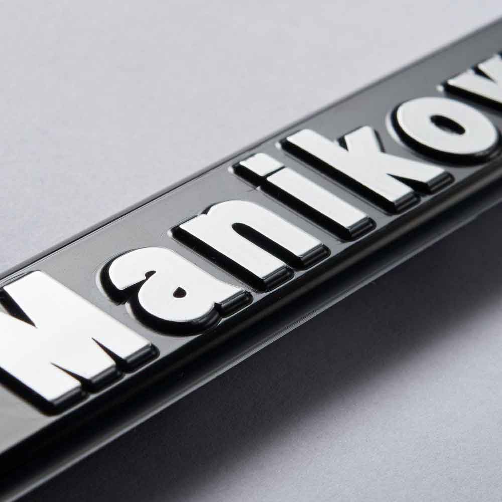 erustar-erhaben-detail-weiss-b2ff8d Kennzeichenhalter "CHANGE Erhaben" - Werbeleiste Schwarz - Schrift Weiss