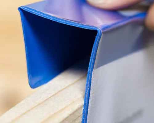 Kennzeichnungstasche mit formgepressten Falz