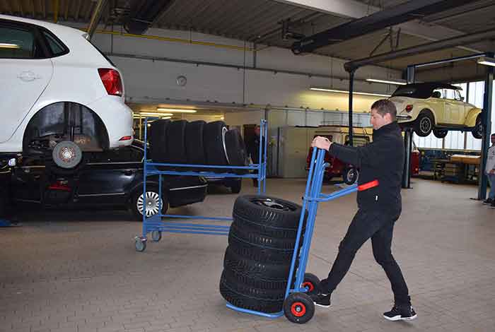 Reifenwagen und Reifenkommissionierwagen im Einsatz