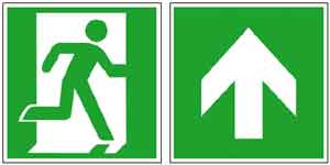 Fluchtwegschild und Zusatzschild geradeaus gehen