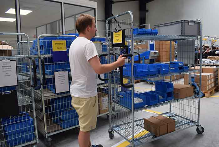 Leichter Transport mit einem Kommissionierwagen