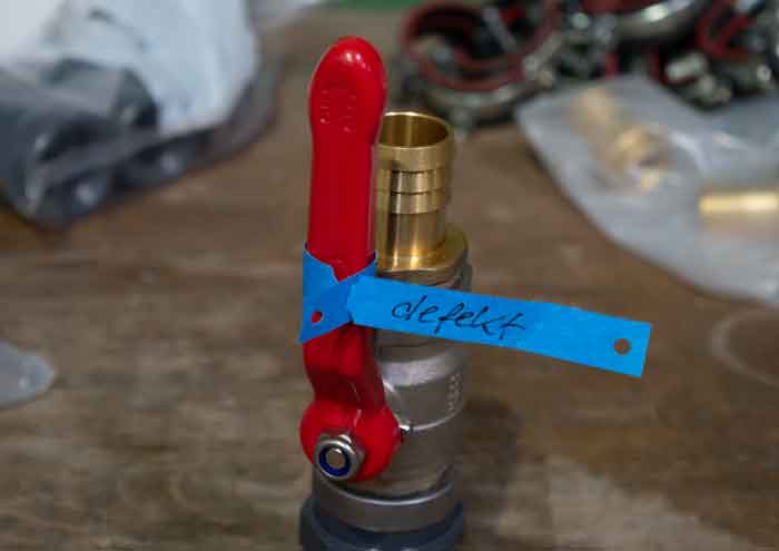 Schlaufenetikett defektes Bauteil Werkstatt