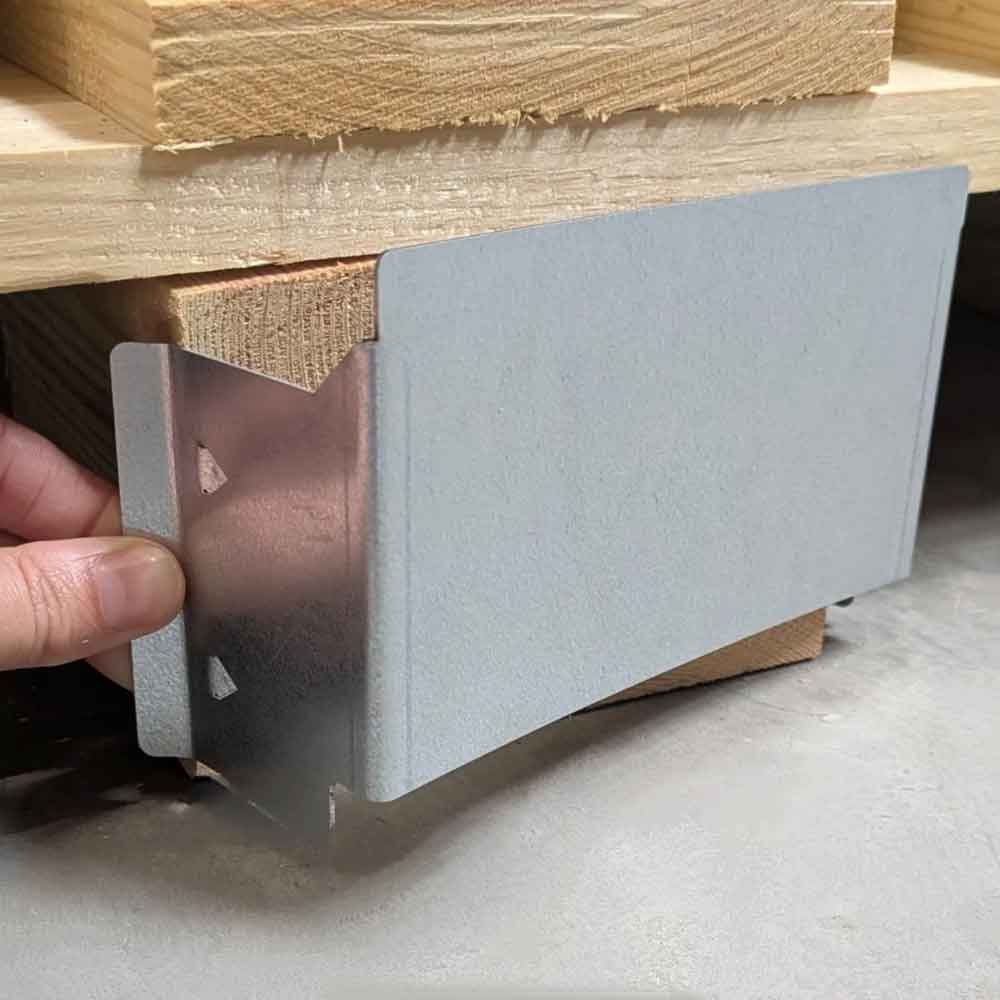 Palettenklammer aus Metall für den Mittelfuss einer Europalette Palettenklammer aus Metall für den Mittelfuss einer Europalette