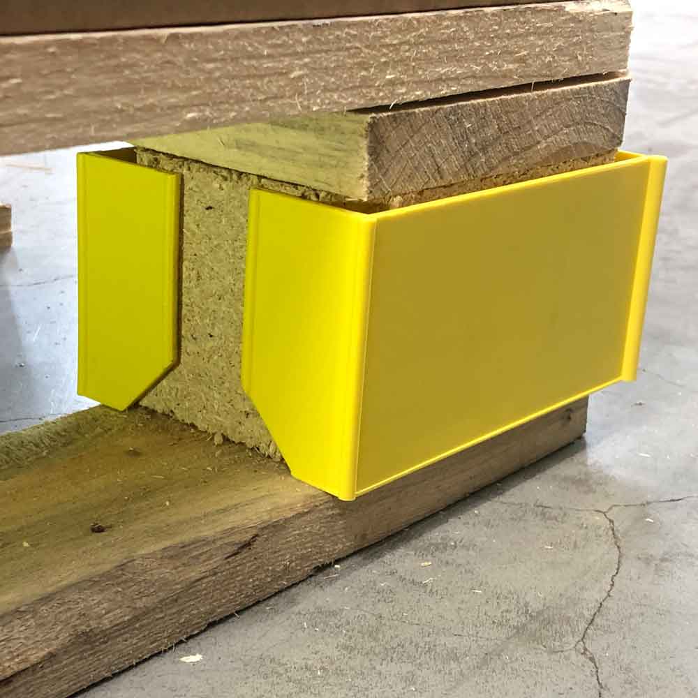 30-80-100-0-00-01-077-paletten-clips-gelb-anwendung-detail-dbd865 Palettenspange - für Etiketten in DIN A7 und DIN A8 - in Gelb und Blau