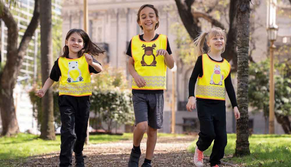 Kinderwarnbekleidung_im_Park Kinderwarnbekleidung_im_Park