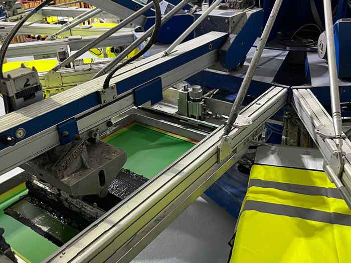 T-Shirt in der Siebdruckanlage bedrucken