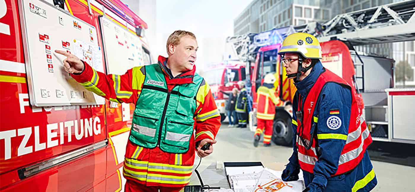 Feuerwehr Einsatzplanung mit robuster Emaille-Tafel am Einsatzort