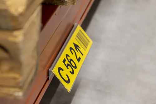 Lagerkennzeichnung mit abgewinkelten Etiketten
