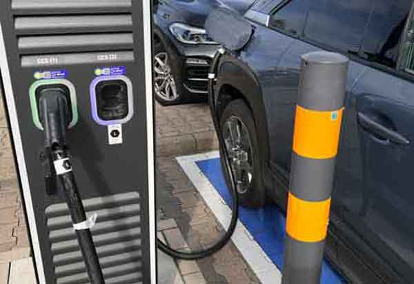Elektrotankstelle mit Markierung an der Stellfläche