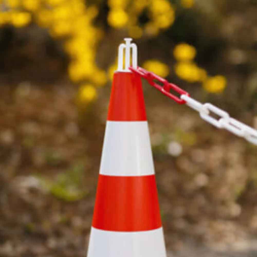 Leitkegel Adapter zum einfachen Einhängen von Absperrketten Leitkegel Adapter zum einfachen Einhängen von Absperrketten