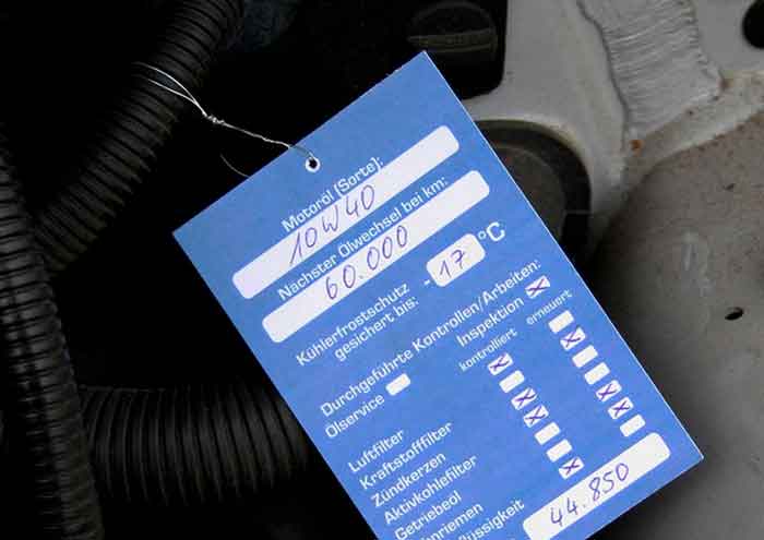 Hängeetikett Karton mit Draht im Motorraum