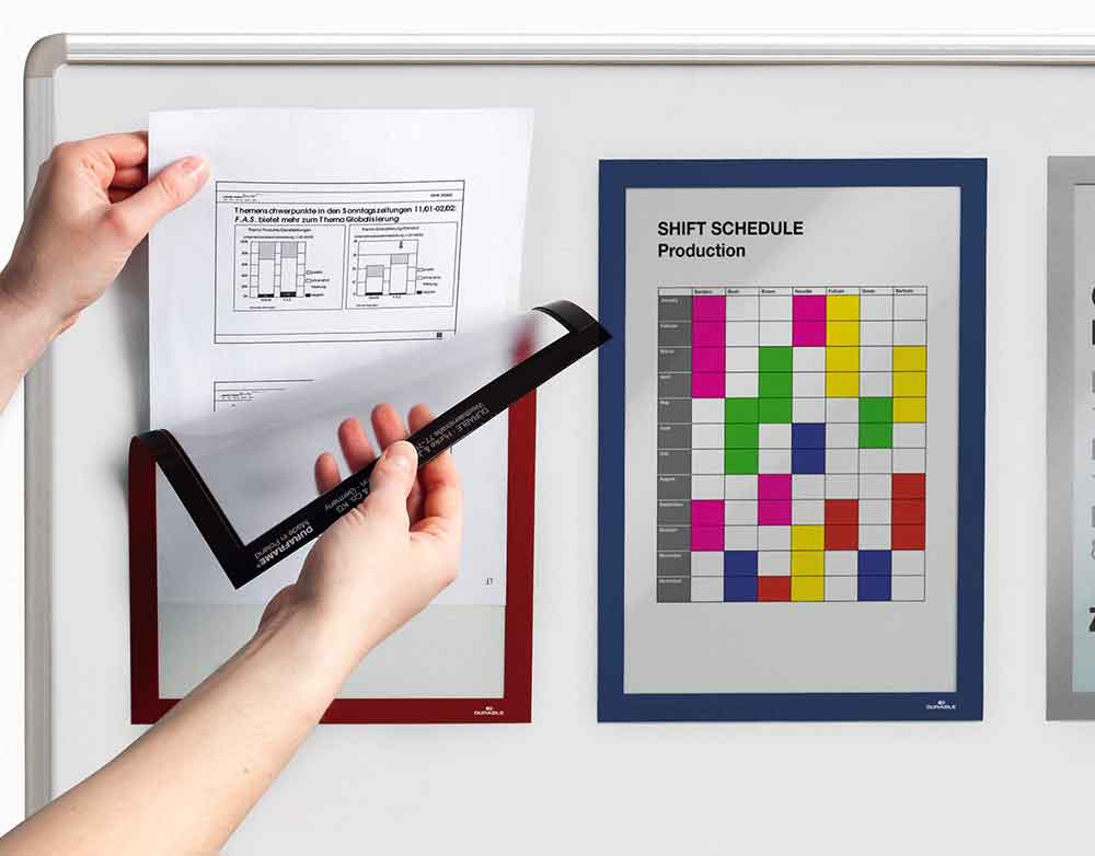 Informationsrahmen mit Klappe zum einfachen Tauschen der Inhalte