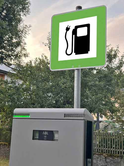 Beschilderung der Säule an der Elektrotankstelle