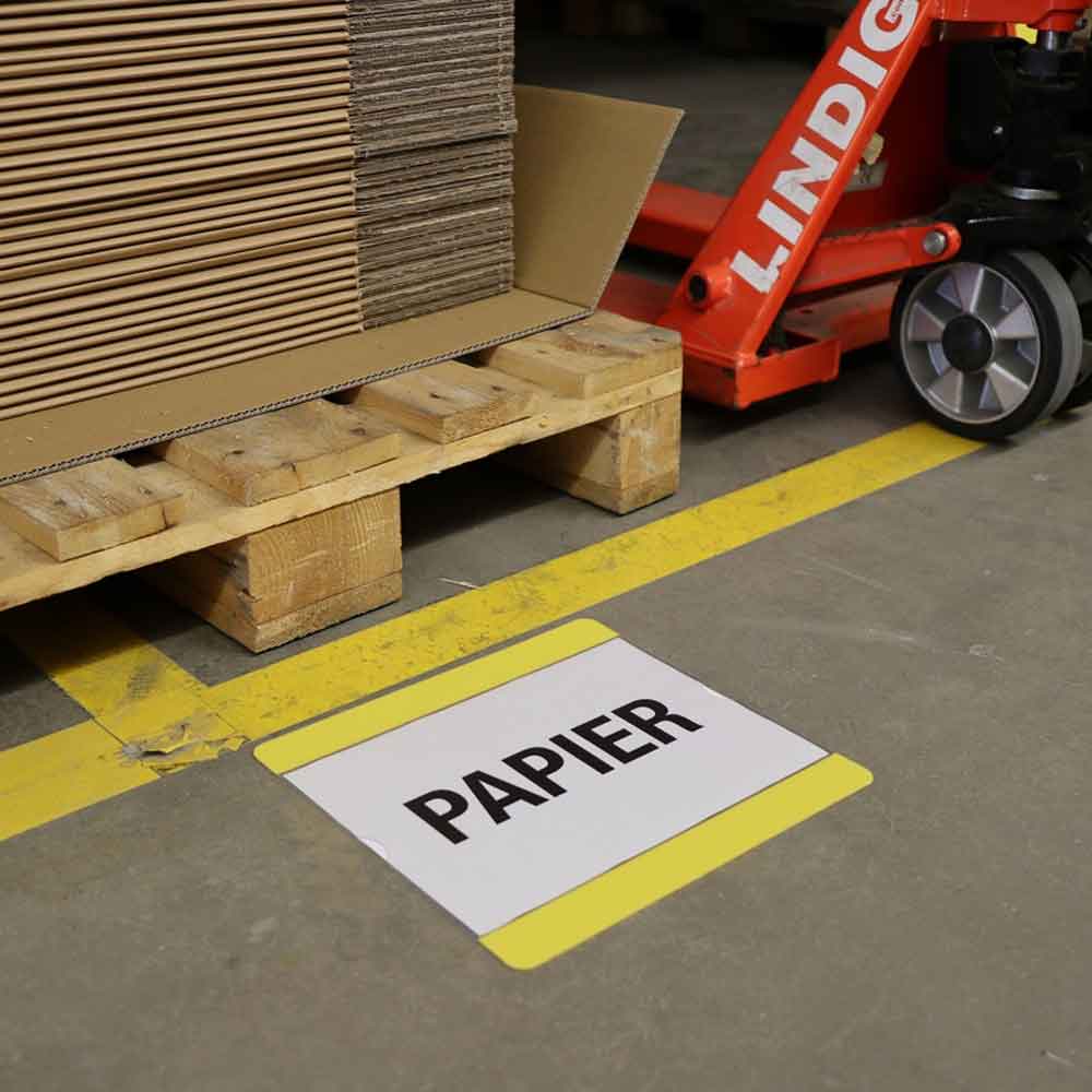 31-80-020-0-00-03-002-bodenbeschriftungstasche-anwendungsbeispiel-f662d5 Beschriftungstaschen - selbstklebend - für den Innenbereich - DIN A4 Einleger
