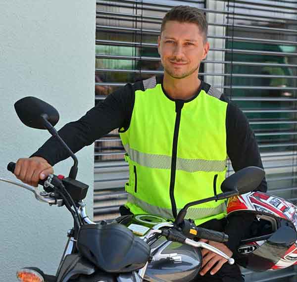 Motorradwarnweste_Szene_Motorradfahrer
