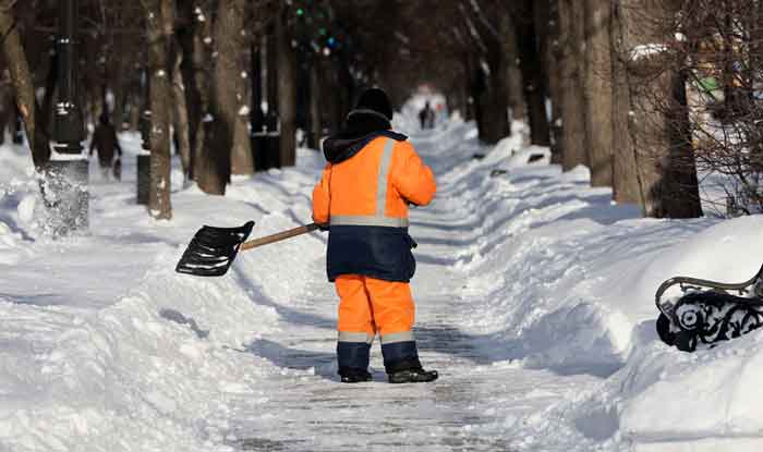 Schneeräumen im Winter auf Gehwegen