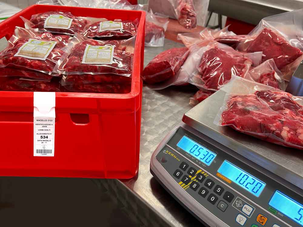 Transportbox Fleisch Kennzeichnung mit Schlaufenetikett