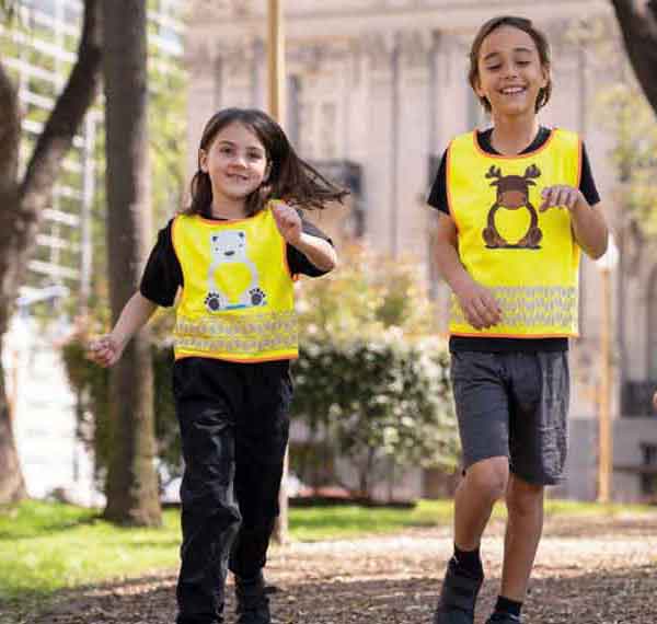 Kinderwarnbekleidung_2_Kinder_im_Park