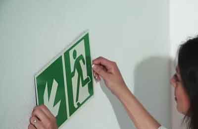 Anbringung eines Fluchtwegschildes im Betrieb