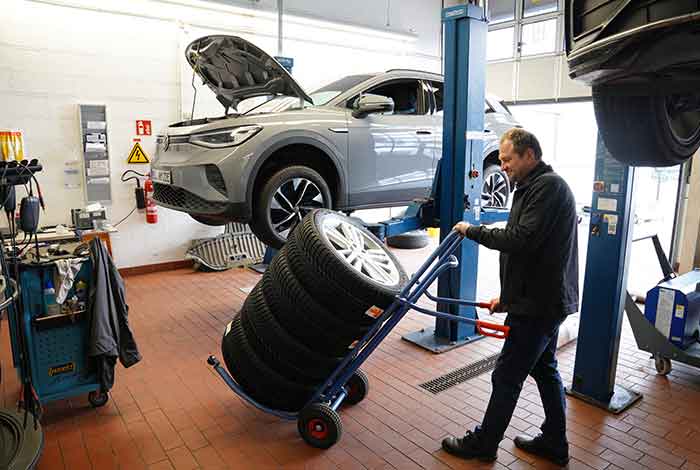 Reifentransportwagen mit Anlaufrollen für SUV-Reifen