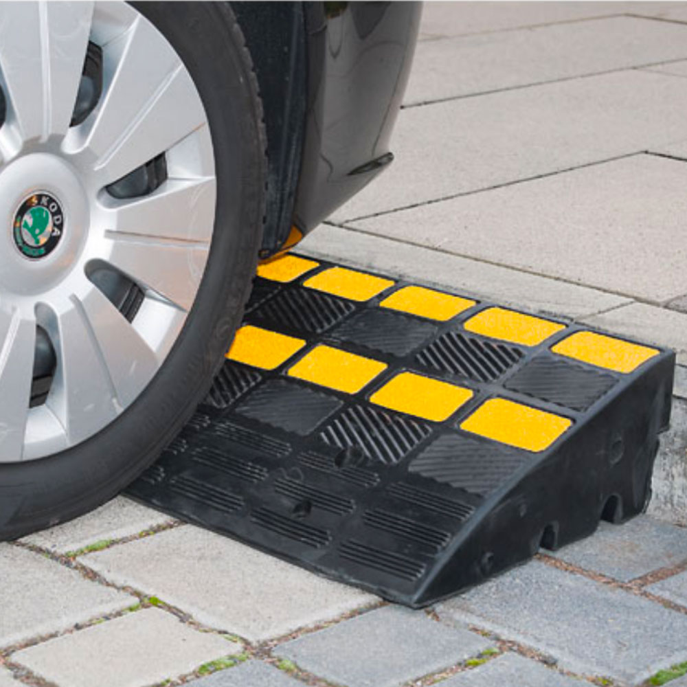 30-82-101-0-00-01-056-bordsteinrampe-60-36-15-dad44d Bordsteinrampe - Antirutsch-Oberfläche - Reflexstreifen - 2 Größen