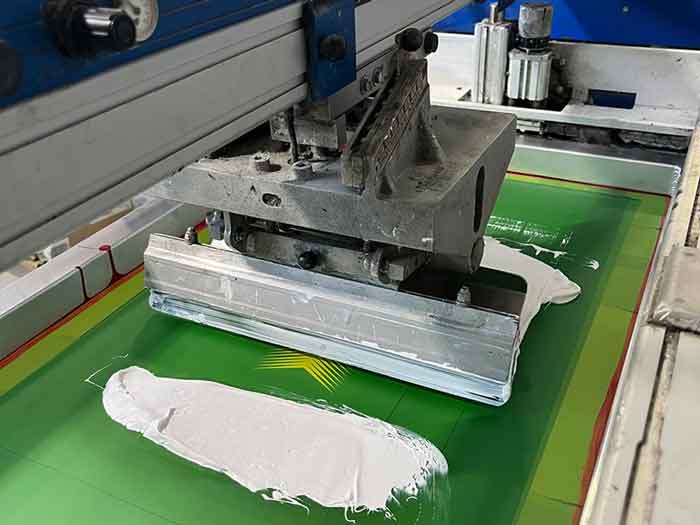 Farbunterdruck in weiss zur besseren Farbdeckung