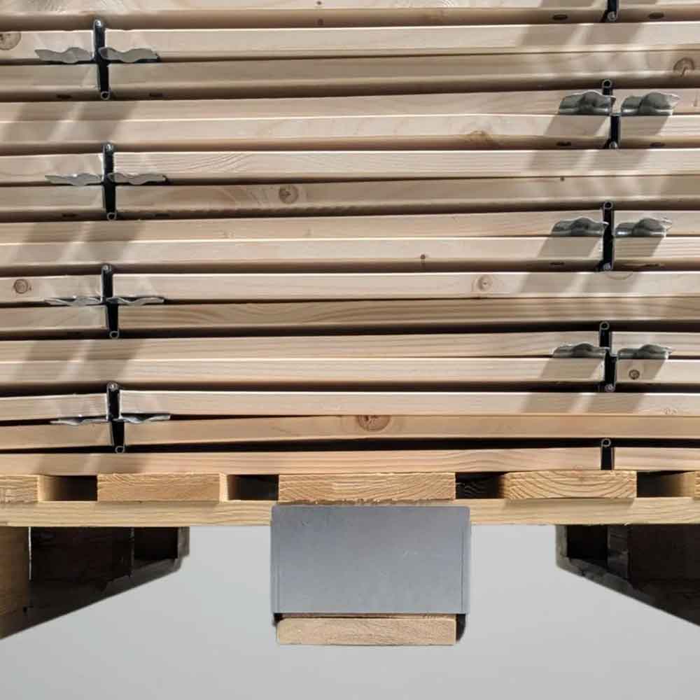 Palettenklammer aus Metall für den Mittelfuss einer Europalette